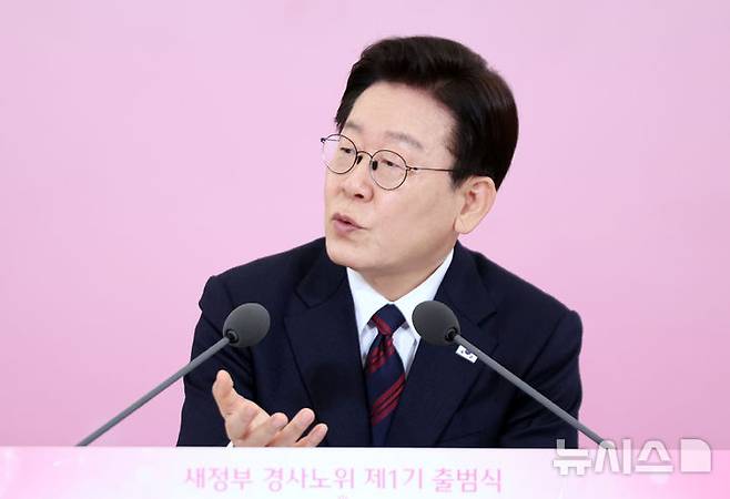 [서울=뉴시스] 최동준 기자 = 이재명 대통령이 19일 청와대에서 열린 '새 정부 경사노위 제1기 출범을 맞이하여 대통령과 함께하는 노동정책 토론회'에서 발언하고 있다. (청와대통신사진기자단) 2026.03.19. photocdj@newsis.com