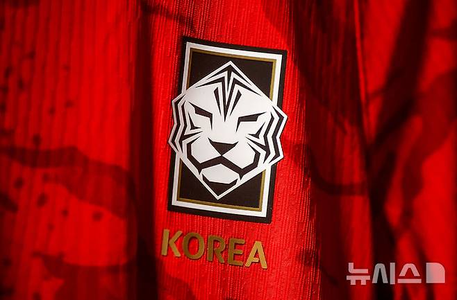 [서울=뉴시스] 정병혁 기자 = 19일 서울 강남역 인근에 설치된 나이키 몰입형 체험공간 '발톱의 역습'에  2026년 대한민국 축구 국가대표팀 홈 유니폼이 공개되어있다. 나이키는 2026 북중미 월드컵을 겨냥해 2026년 대한민국 축구 국가대표팀 유니폼을 19일 공개했다.  2026.03.19. jhope@newsis.com