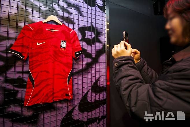[서울=뉴시스] 정병혁 기자 = 19일 서울 강남역 인근에 설치된 나이키 몰입형 체험공간 '발톱의 역습'에  2026년 대한민국 축구 국가대표팀 홈 유니폼이 공개되어있다. 나이키는 2026 북중미 월드컵을 겨냥해 2026년 대한민국 축구 국가대표팀 유니폼을 19일 공개했다.  2026.03.19. jhope@newsis.com
