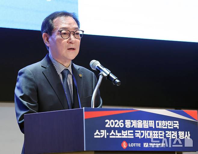 [서울=뉴시스] 배훈식 기자 = 최홍훈 대한스키스노보드협회장이 19일 오전 서울 송파구 시그니엘 서울에서 열린 2026 동계올림픽 대한민국 스키·스노보드 국가대표 선수단 격려 행사에서 환영사를 하고 있다. 2026.03.19. dahora83@newsis.com