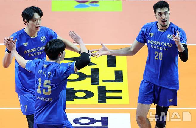 [서울=뉴시스] 이영환 기자 = 30일 오후 서울 중구 장충체육관에서 열린 2025-2026 V리그 우리카드 우리WON과 삼성화재 블루팡스의 경기, 우리카드 아라우조가 공격에 성공 후 기뻐하고 있다. 2026.01.30. 20hwan@newsis.com