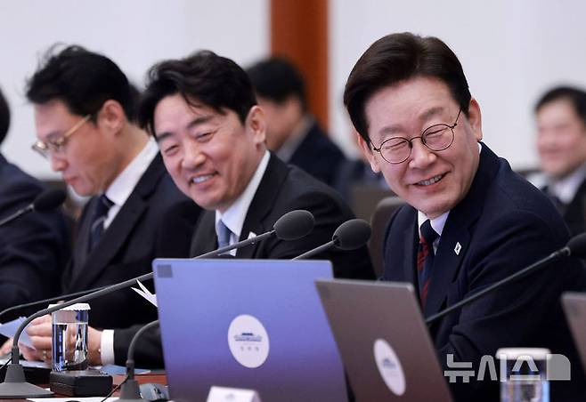 [서울=뉴시스] 고범준 기자 = 이재명 대통령이 19일 청와대에서 열린 수석보좌관회의에서 강훈식 비서실장과 대화하며 미소짓고 있다. 2026.03.19. bjko@newsis.com