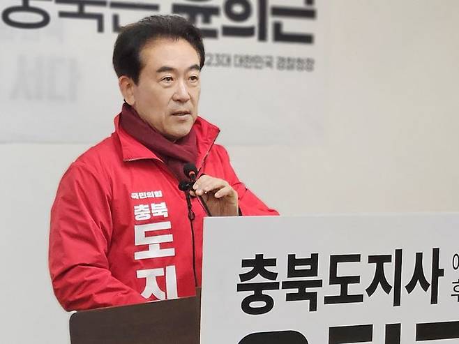 [청주=뉴시스] 이도근 기자 = 윤희근 국민의힘 충북도지사 예비후보가 19일 청주시 상당구 문화동 충북도청 브리핑룸에서 충북지사 선거 공천 파동과 관련한 소회를 밝히고 있다. 2026.03.19. nulha@newsis.com *재판매 및 DB 금지