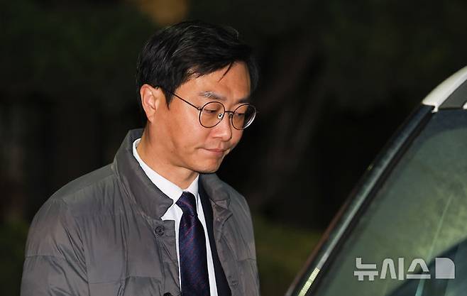 [서울=뉴시스] 최진석 기자 = 장경태 더불어민주당 의원이 19일 서울 종로구 서울경찰청에서 열린 성추행 의혹 사건과 관련 경찰 수사심의위원회(수사심의위) 출석을 마친 후 차량으로 이동하고 있다. 2026.03.19. myjs@newsis.com