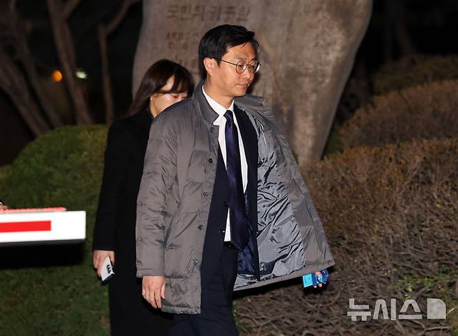 [서울=뉴시스] 최진석 기자 = 장경태 더불어민주당 의원이 19일 서울 종로구 서울경찰청에서 열린 성추행 의혹 사건과 관련 경찰 수사심의위원회(수사심의위) 출석을 마친 후 차량으로 이동하고 있다. 2026.03.19. myjs@newsis.com