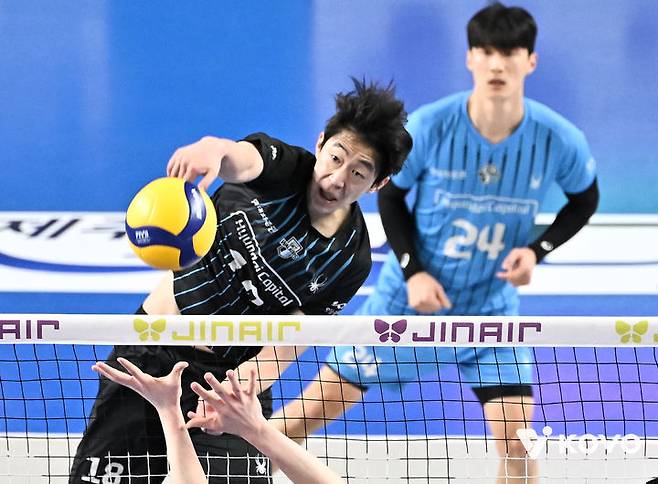 [서울=뉴시스] 남자 프로배구 현대캐피탈의 홍동선이 19일 천안 유관순체육관에서 열린 진에어 2025~2026 V-리그 남자부 1라운드 대한항공과의 경기에서 공격을 시도하고 있다. (사진=KOVO 제공) 2026.03.19. *재판매 및 DB 금지