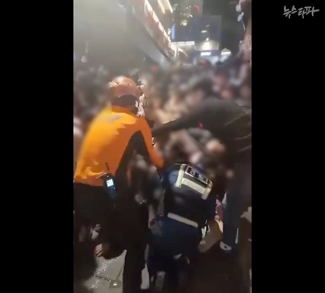 '이태원 참사' 당일인 2022년 10월 29일 오후 11시경 촬영된 참사 골목 전면부의 모습. 시민 수백 명이 켜켜이 쌓여 있다. 최성범 용산소방서장이 현장에 도착한 10시 29분에도 크게 다르지 않은 모습이었다.&nbsp;