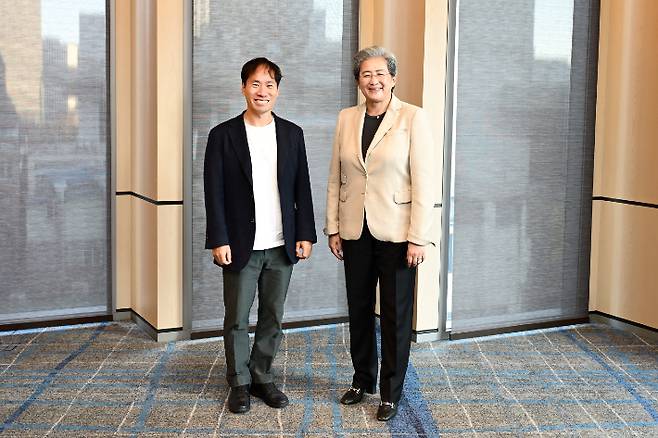 업스테이지 김성훈 대표와 AMD 리사 수 CEO가 19일  서울 포시즌스 호텔에서 만나 지역 내 AI 혁신을 위한 협력 방안을 논의했다. 업스테이지 제공