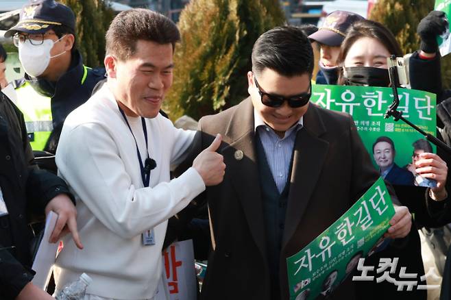 이재명 대통령과 김현지 청와대 제1부속실장에 대한 허위 사실을 유포한 혐의로 고발된 한국사 강사 출신 보수 유튜버 전한길 씨가 지난 12일 오전 서울 동작경찰서에 피의자 신분으로 출석하기 앞서 서울 노량진역 광장에서 김현태 전 707 단장과 인사를 나누고 있다. 류영주 기자