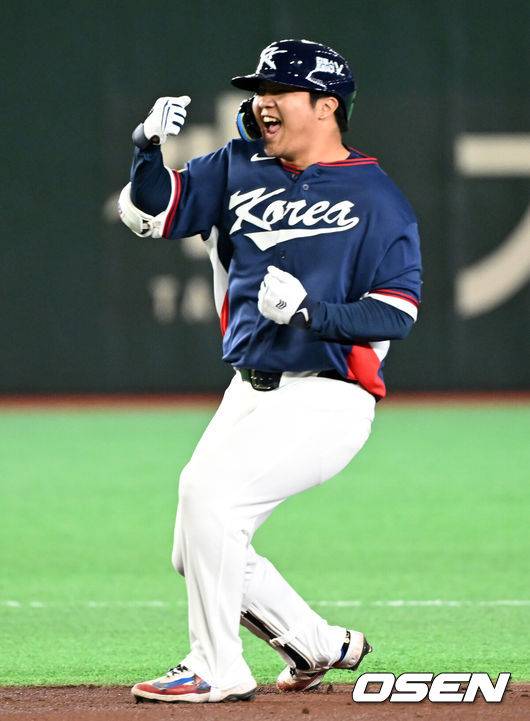 [OSEN=도쿄(일본), 손용호 기자] 7일 일본 도쿄돔에서 2026 월드베이스볼클래식(WBC) 조별리그 C조 대한민국과 일본의 경기가&nbsp;열렸다.한국은 잠수함 고영표, 일본은 좌완 기쿠치 유세이를 선발로 내세웠다. WBC에서 2006년 4강, 2009년 준우승을 차지한 한국은 이후 3개 대회(2013년, 2017년, 2023년)에서 연달아 1라운드를 통과하지 못하고 있다. 이번 대회에서는 8강 토너먼트 복귀를 목표로 대회에 임하고 있다. 지난 5일 체코와의 첫 경기에서는 11-4로 대승을 거두며 좋은 출발을 했다.&nbsp;1회초 2사 1,2루에서 한국 문보경이 2타점 적시 좌중간 2루타를 날리며 세리머니를 하고 있다. 2026.03.07&nbsp;/spjj@osen.co.kr