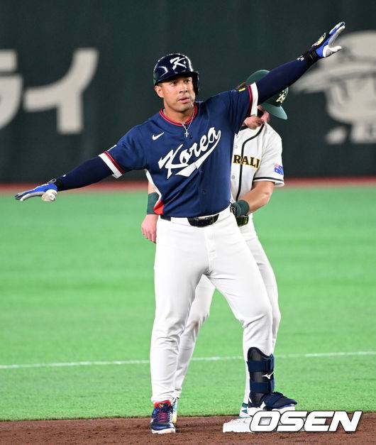 [OSEN=도쿄(일본), 손용호 기자] 9일 일본 도쿄돔에서 월드베이스볼클래식(WBC) 조별리그 C조 한국과 호주의 경기가&nbsp;열렸다.C조는 일본이 3승으로 조 1위를 확정, 8강에 진출했다. 호주가 2승 1패, 대만이 2승 2패, 한국이 1승 2패, 체코는 3패다.한국 WBC 대표팀이 8강에 진출하려면 호주에 2점 이하로 실점하면서 5점 차 이상으로 승리해야만 한다.3회초 무사에서 한국 저마이 존스가 중전 2루타를 치고 환호하고 있다. 2026.03.09&nbsp;/spjj@osen.co.kr