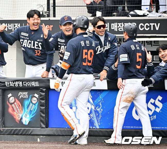 [OSEN=대전, 민경훈 기자] 15일 대전 한화생명볼파크에서 2026 신한 SOL KBO리그 시범경기 한화 이글스와 SSG 랜더스의 경기가 열렸다.시범경기는 오는 24일까지 진행되며, 각 팀이 12경기씩 치러 총 60경기가 펼쳐진다.7회말 무사 주자 2루 한화 허인서가 좌월 투런 홈런을 때린 후 덕아웃에서 축하를 받고 있다. 2026.03.15 /rumi@osen.co.kr