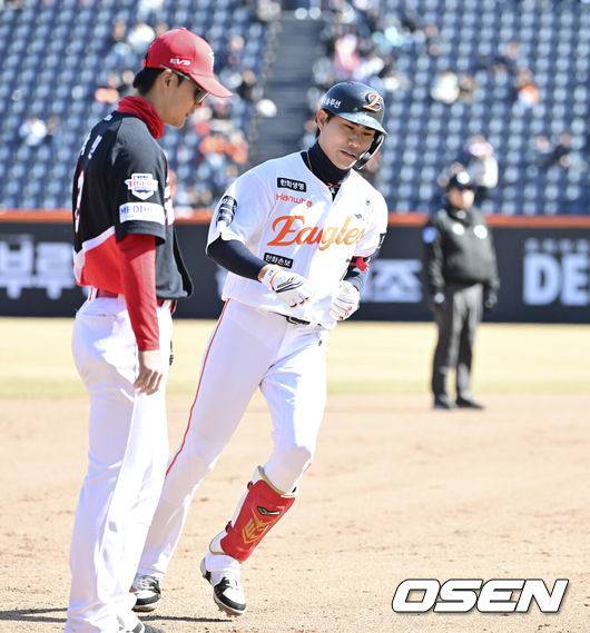 [OSEN=대전, 박준형 기자] 19일 오후 대전 한화생명볼파크에서 2026 신한 SOL KBO 리그 시범경기 한화 이글스와 KIA 타이거즈의 경기를 진행됐다.한화와 KIA는 시범경기에서 각각 2승 4패, 2승 1무 3패를 기록 중이다.7회말 1사 한화 심우준이 동점 솔로포를 날리고 베이스를 돌고 있다.     2026.03.19 / soul1014@osen.co.kr