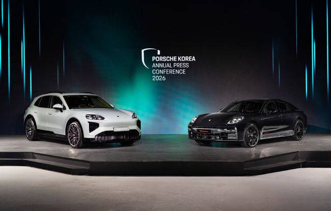 카이엔 일렉트릭과 파나메라 레드 익스클루시브.