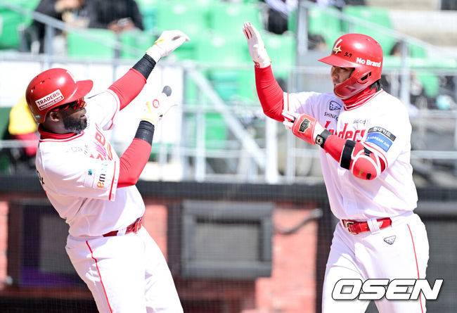 [OSEN=인천, 최규한 기자] 19일 인천 SSG랜더스필드에서 ‘2026 신한 SOL KBO리그’ 시범경기 SSG 랜더스와 LG 트윈스 경기가 열렸다.홈팀 SSG는 타케다 쇼타, 방문팀 LG는 송승기를 선발로 내세웠다.4회말 1사 1루 상황 SSG 최정이 동점 좌월 투런포를 날리고 홈을 밟은 뒤 에레디아와 기뻐하고 있다. 2026.03.19 / dreamer@osen.co.kr