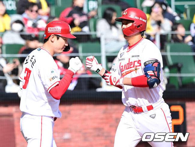 [OSEN=인천, 최규한 기자] 19일 인천 SSG랜더스필드에서 ‘2026 신한 SOL KBO리그’ 시범경기 SSG 랜더스와 LG 트윈스 경기가 열렸다.홈팀 SSG는 타케다 쇼타, 방문팀 LG는 송승기를 선발로 내세웠다.8회말 1사 주자없는 상황 SSG 조형우가 추격의 좌월 솔로포를 날리고 홈을 밟은 뒤 오태곤과 기뻐하고 있다. 2026.03.19 / dreamer@osen.co.kr