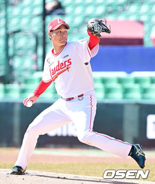[OSEN=인천, 최규한 기자] 19일 인천 SSG랜더스필드에서 ‘2026 신한 SOL KBO리그’ 시범경기 SSG 랜더스와 LG 트윈스 경기가 열렸다.홈팀 SSG는 타케다 쇼타, 방문팀 LG는 송승기를 선발로 내세웠다.1회초 SSG 선발 타케다 쇼타가 힘차게 공을 뿌리고 있다. 2026.03.19 / dreamer@osen.co.kr