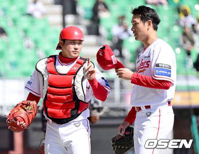 [OSEN=인천, 최규한 기자] 19일 인천 SSG랜더스필드에서 ‘2026 신한 SOL KBO리그’ 시범경기 SSG 랜더스와 LG 트윈스 경기가 열렸다.홈팀 SSG는 타케다 쇼타, 방문팀 LG는 송승기를 선발로 내세웠다.2회초 SSG 선발 타케다 쇼타가 이닝을 마친 뒤 더그아웃으로 향하며 포수 이지영과 대화를 나누고 있다. 2026.03.19 / dreamer@osen.co.kr