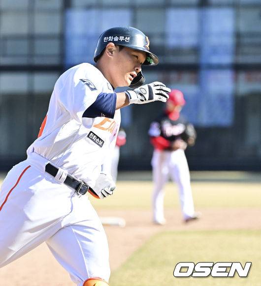 [OSEN=대전, 박준형 기자] 19일 오후 대전 한화생명볼파크에서 2026 신한 SOL KBO 리그 시범경기 한화 이글스와 KIA 타이거즈의 경기를 진행됐다.한화와 KIA는 시범경기에서 각각 2승 4패, 2승 1무 3패를 기록 중이다.9회말 한화 김태연이 끝내기 2점 홈런을 날리고 베이스를 돌고 있다  2026.03.19 / soul1014@osen.co.kr