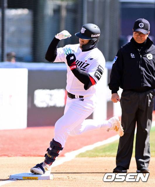 [OSEN=수원, 조은정 기자]19일 경기도 수원 KT위즈파크에서 ‘2026 신한 SOL KBO리그’ 시범경기 KT 위즈와 키움 히어로즈의 경기가 열렸다.KT는 선발 투수로 보쉴리를, 키움은 김윤하를 마운드에 올렸다.1회말 2사 KT 안현민이 선제 좌월 장월 홈런을 날린 뒤 베이스를 돌고 있다. 2026.03.19 /cej@osen.co.kr