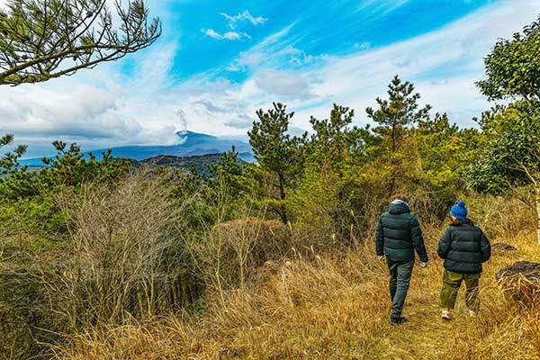 정상부 능선에서 보이는 한라산. 그 아래로 논고악과 사라오름이 겹쳐 있다.