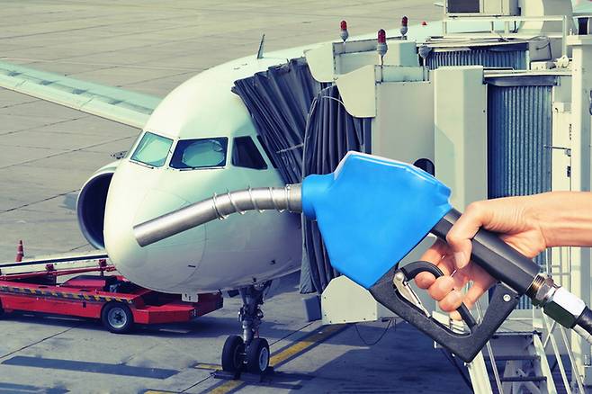 유류할증료 상승 여파로 해외여행 예약 시기를 둘러싼 소비자 고민이 깊어지고 있다. 게티이미지