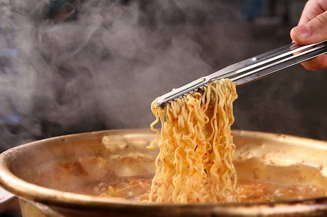 늦은 밤 라면 한 그릇에는 WHO 나트륨 권고량의 상당 비중이 포함될 수 있어 조리 방식과 국물 섭취량에 따라 건강 부담이 달라질 수 있다. 게티이미지