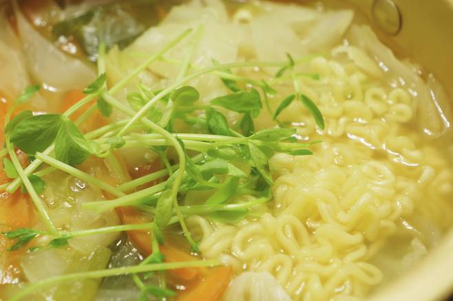 면을 먼저 데치거나 채소·해조류를 곁들이는 조리 습관 변화는 야식 라면의 염분 섭취 부담을 줄이는 데 도움을 줄 수 있다. 게티이미지