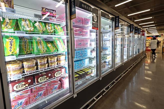 지난 16일 서울시내 한 대형마트에 과자가 진열돼 있다. 뉴스1