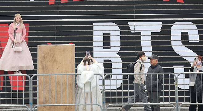 방탄소년단(BTS) 컴백 공연이 닷새 앞으로 다가온 16일 세종문화회관 계단에서 외국인 관광객들이 방탄소년단(BTS) 홍보물을 기념촬영하고 있다.&nbsp; &nbsp;연합뉴스