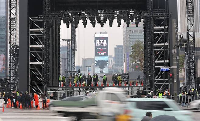 그룹 방탄소년단(BTS)의 광화문 공연을 앞둔 18일 서울 광화문광장에서 공연 준비작업이 이뤄지고 있다.&nbsp; &nbsp; 연합뉴스