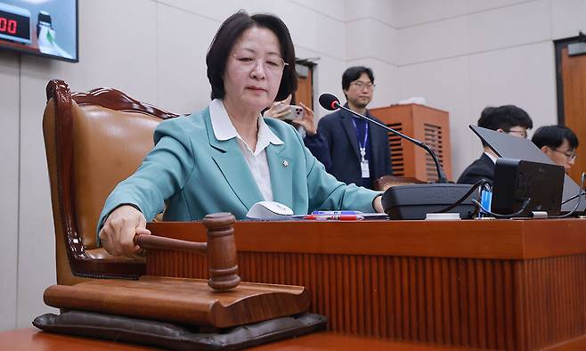 지난 18일 국회 법제사법위원회 전체 회의에서&nbsp;공소청법 등 본회의에 상정할 법안들 처리가&nbsp;마무리된&nbsp;뒤 추미애 법사위원장(더불어민주당)이 산회를 선포하며 의사봉을 두드리고 있다. 연합뉴스