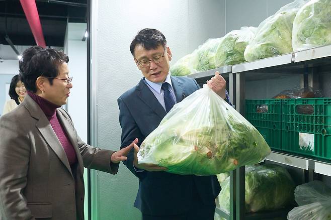 경영미(왼쪽) 천안시 복지정책과장이 홍 부지사에게 취약계층에 지원하는 야채 보관과 유통에 대한 설명을 듣고 이를 직접 확인했다.