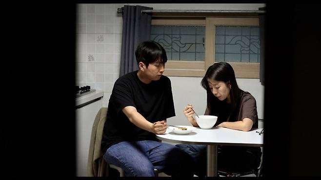 제27회 전주국제영화제 한국경쟁 극영화 부문에 선정된 소성섭 감독의 ‘잠 못 이루는 밤’ 스틸컷. 전주국제영화제 제공