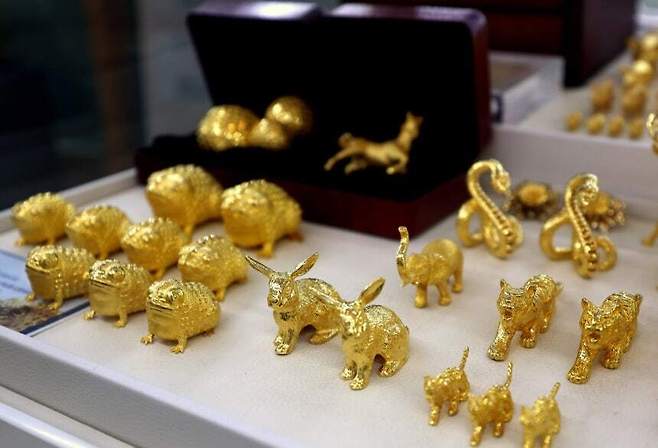 서울의 한 금은방에 금상품이 진열돼 있다. 뉴스1