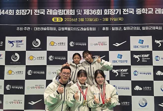 경기주택도시공사 소속 여자레슬링팀 선수들과 김은유 감독이 제44회 회장기 레슬링대회 직후 기념촬영을 하고 있다. GH&nbsp;제공