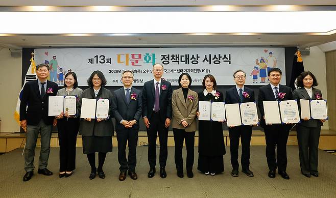 19일 서울 중구 한국프레스센터에서 열린 ‘제13회 다문화정책대상’ 시상식에서 수상자를 비롯한 참석자들이 기념 촬영을 하고 있다. 왼쪽부터 박희준 세계일보 편집인, 장경임 서울 중구가족센터 사무국장, 장미영 광주 남구가족센터장, 진명기 행정안전부 자치혁신실장, 이기식 세계일보 사장, 최문선 성평등가족부 대변인, 손진분 대구 수성구 여성가족과장, 유성훈 서울 금천구청장, 이호범 전남 화순부군수, 박지현 경기 여주시가족센터장.&nbsp;유희태 기자
