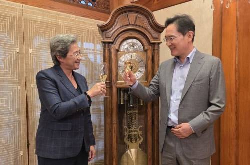 건배하는 두 CEO - 이재용(오른쪽) 삼성전자 회장과 리사 수 AMD 최고경영자(CEO)가 18일 서울 용산구 승지원(삼성그룹 영빈관)에서 기념촬영을 하고 있다. 삼성전자 제공