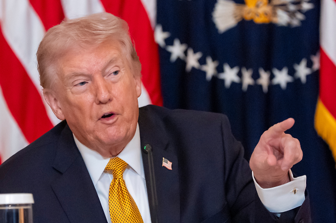 2026년 3월 16일 월요일, 워싱턴 D.C. 백악관 이스트 룸에서 열린 존 F. 케네디 공연예술기념관 이사회 회의에서 도널드 트럼프 대통령이 연설하고 있다. (AP 사진/알렉스 브랜든)