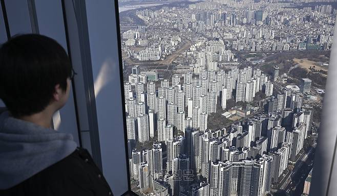 이재명 대통령이 3일 사회관계망서비스(SNS) 엑스(X)에 “이번이 마지막 탈출 기회”라고 게시하며 재차 집값 안정 의지를 밝혔다. 사진은 3일 서울 송파구 서울스카이 전망대에서 바라본 서울 시내 아파트. 2026.2.3 이지훈 기자