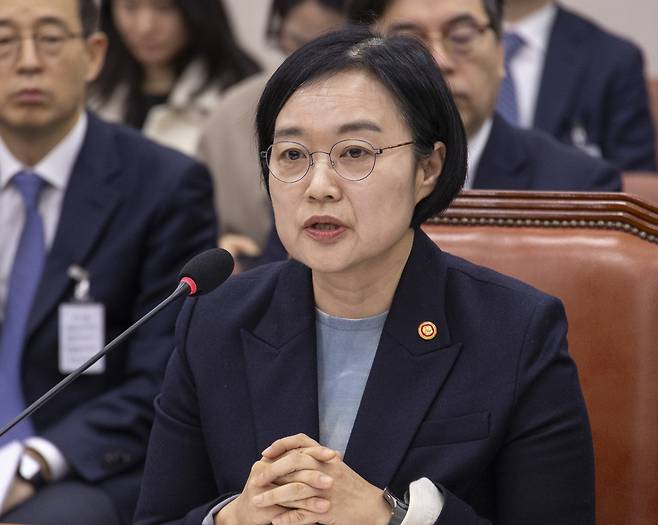 한성숙 중소벤처기업부 장관이 12일 국회에서 열린 산업통상자원중소벤처기업위원회 전체 회의에서 이날 상정된 중소기업 인력지원 특별법 일부개정법률안에 대한 정부 의견을 말하고 있다. 연합뉴스