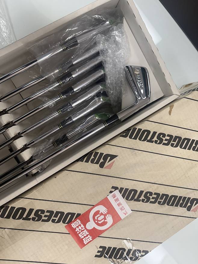 A씨가 이민기 석교상사 회장에게 보낸 40여 년 된 브리지스톤 아이언. 사진 제공=석교상사