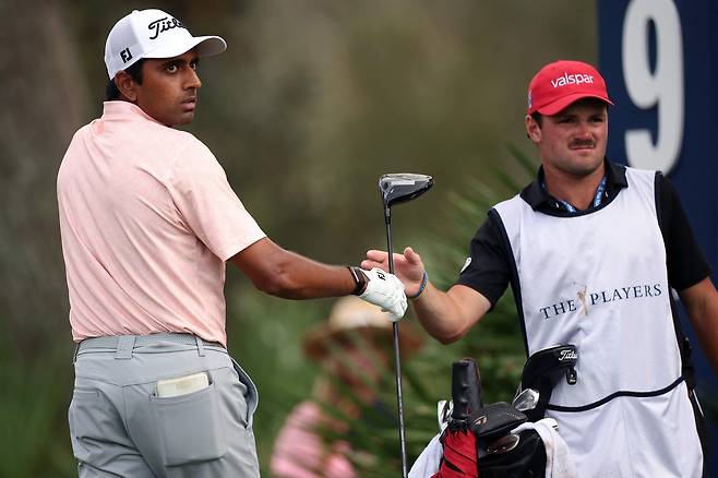 수다르샨 옐라마라주가 플레이어스 챔피언십 1라운드에서 티샷을 한 뒤 드라이버를 캐디에게 건네고 있다.  AFP연합뉴스