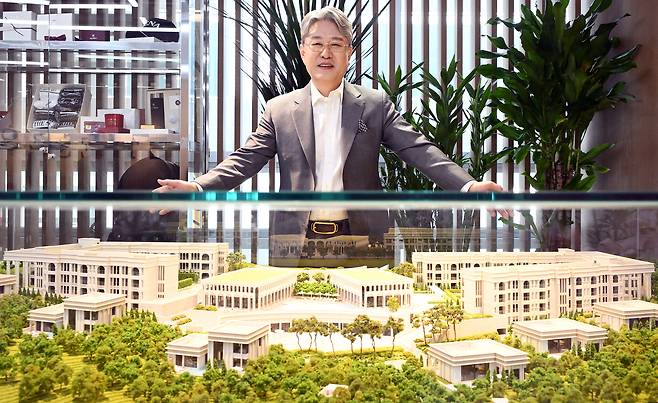 신동휴 더 시에나 그룹 회장이 서울 강남구 더 시에나 도산 집무실에서  제주 서귀포의 더 시에나 리조트  건축 모형을 배경으로 포즈를 취하고 있다. 오승현 기자