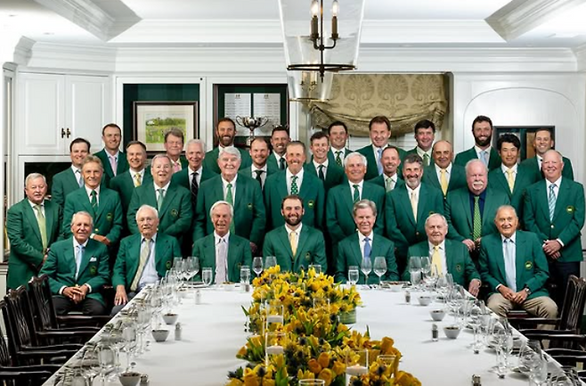 지난해 마스터스 챔피언스 디너에서 2024년 우승자 스코티 셰플러(앞줄 왼쪽에서 네 번째)를 비롯한 참석자들이 기념 촬영을 하고 있다. 마스터스 인스타그램