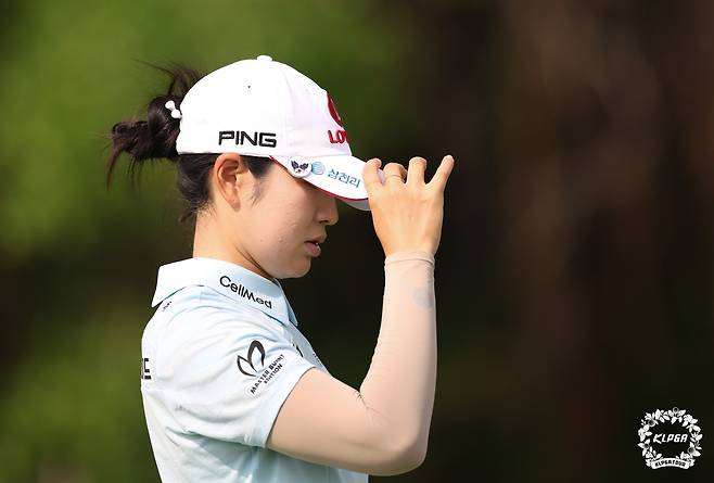 퍼팅을 마치고 인사하고 있는 유현조. 사진 제공=KLPGA