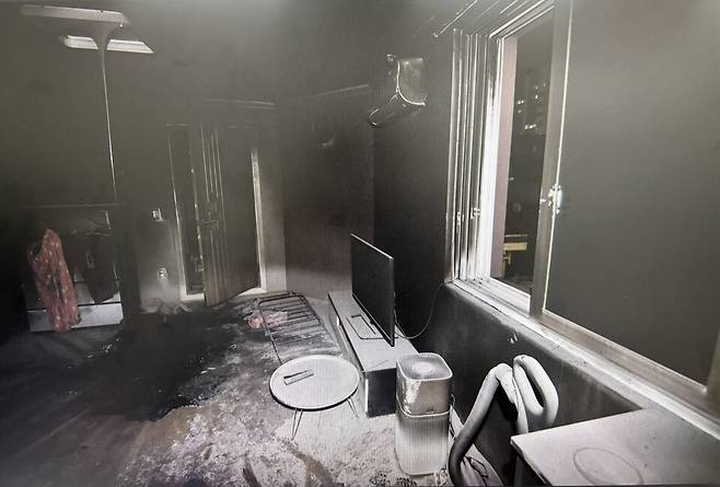 3월18일 밤 대전 중구 중촌동의 한 다세대주택 3층에 위치한 이웃집의 문을 부수고 침입해 불을 지른 혐의로 60대 남성이 경찰에 긴급체포돼 수사받고 있다. ⓒ대전소방본부 제공