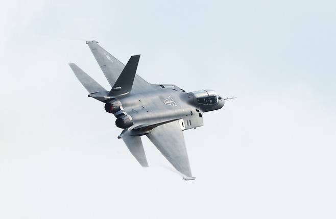 지난해 10월 경기도 성남시 서울공항에서 열린 '서울 국제항공우주 및 방위산업 전시회(ADEX)'에서 KF-21이 시범비행을 하고 있다. ⓒ연합뉴스