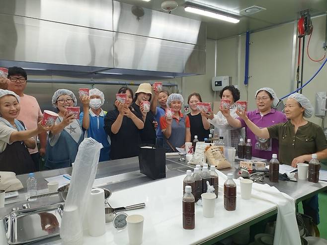 대양면 농산물가공센터 교육 참가자들이 양파라면을 들고 있다. ⓒ합천군 제공