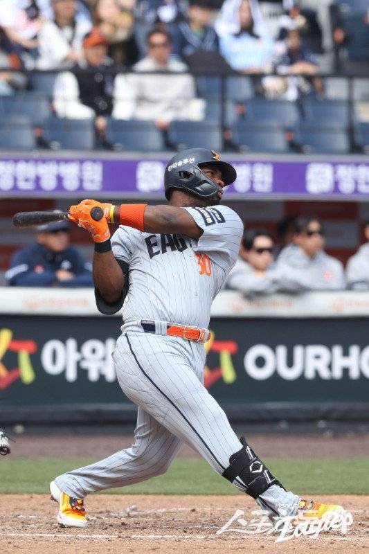 2년 만에&nbsp;한화로 돌아온&nbsp;요나단 페라자는 몰라보게 진지해진 모습으로 호평을 받고 있다. 팀의 우승을 위해 택한 변화다. 사진제공｜한화 이글스